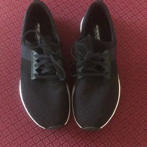 NWOT NEW BALANCE RUNNING SHOES